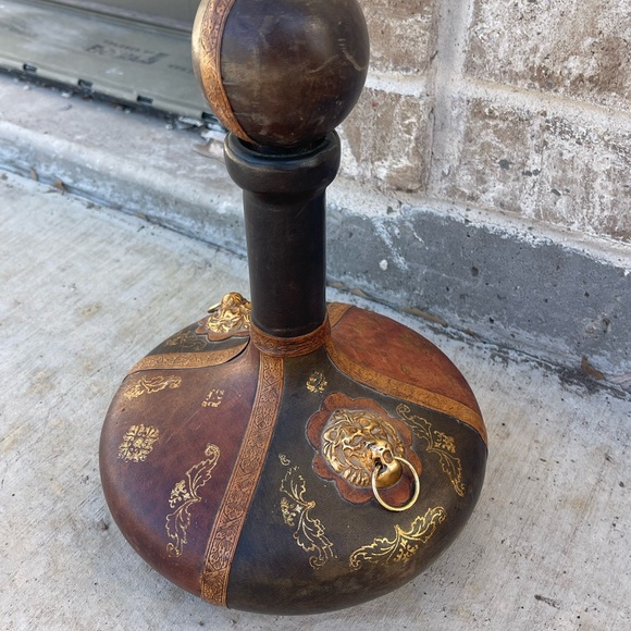 Other - Italian leather wrapped glass decanter. Elegant Brown etched leather, Lion Heads